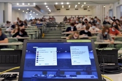 schermo pc e studenti in aula