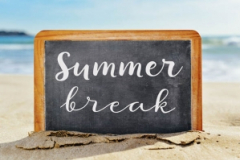 lavagnetta in spiaggia con scritta "summer break"
